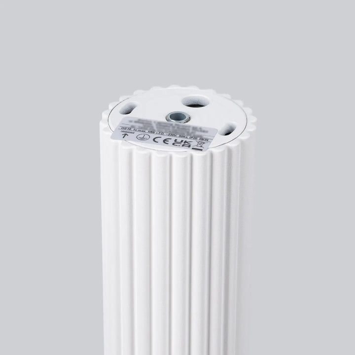 Plafonnier karbon 20 blanc avec design minimaliste et corps cylindrique à rainures verticales et plaque circulaire