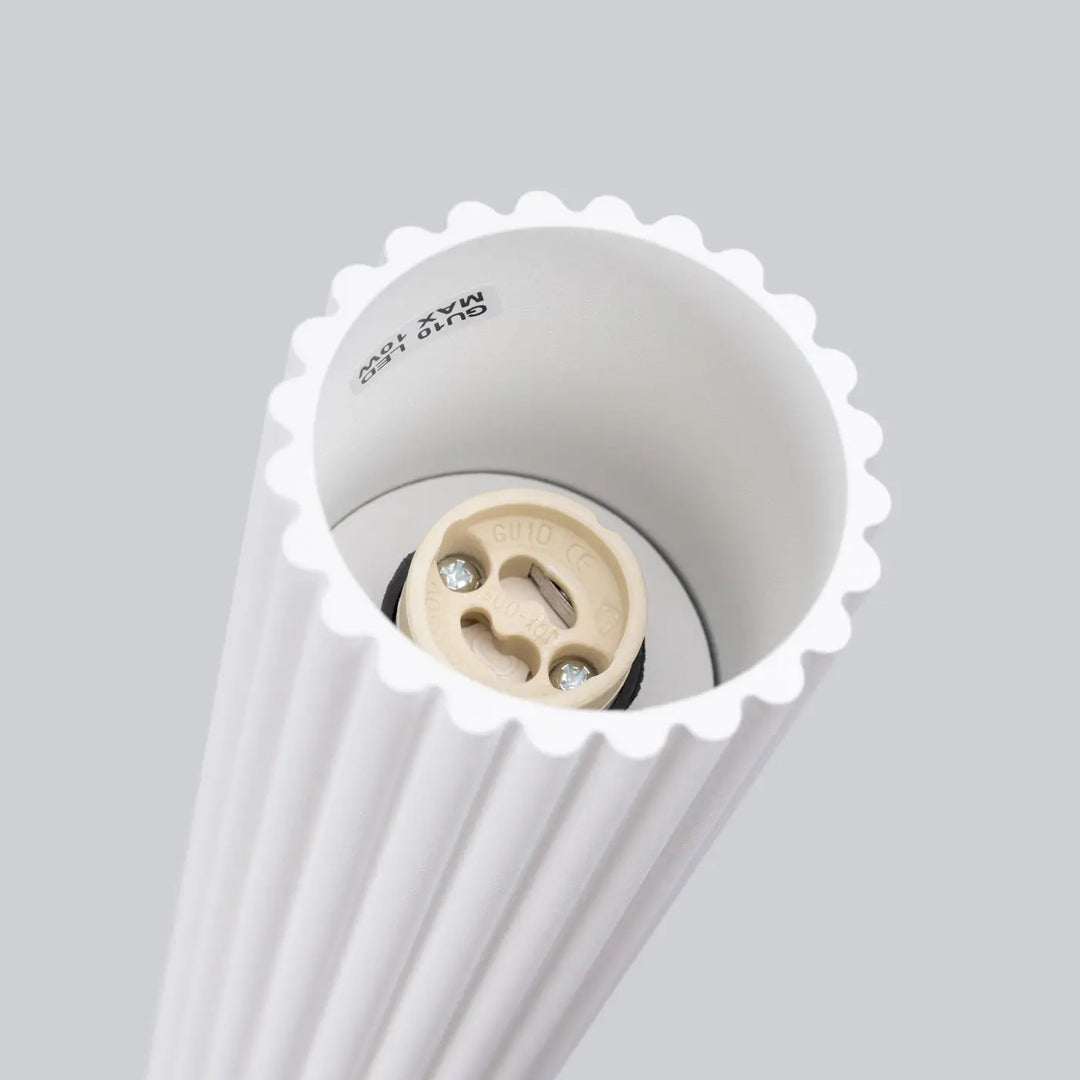 Plafonnier karbon allie avec abat-jour blanc cannelé à bord festonné et douille e27 pour ampoules gu10 interchangeables design minimaliste