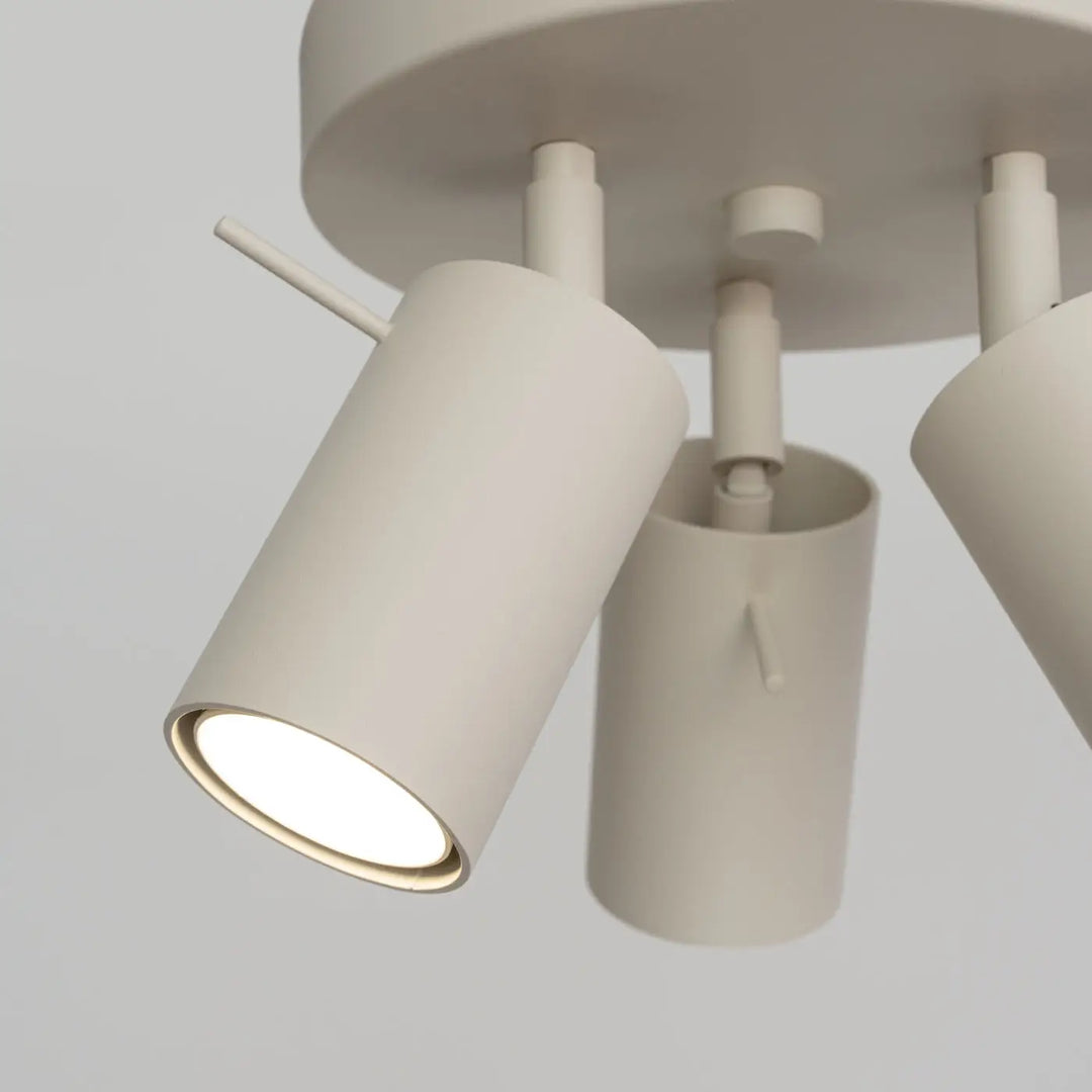 Luminaire plafonnier ring 3p beige avec lampe ring cylindrique blanche et éclairage flexible minimalisme moderne