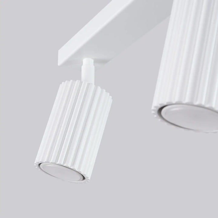 Plafonnier karbon allie un design minimaliste blanc à rainures verticales avec ampoules gu10 interchangeables