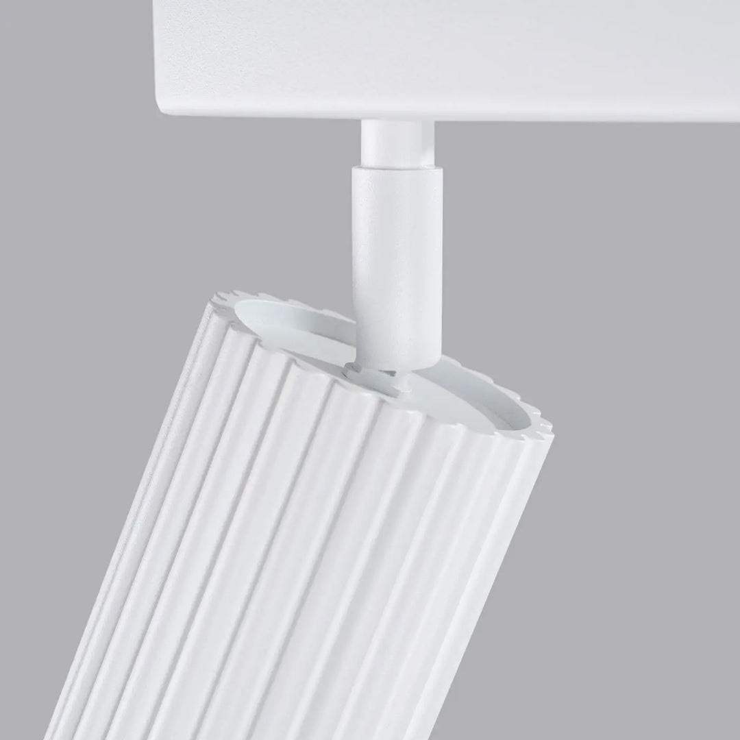 Plafonnier karbon allie un design minimaliste avec ampoules gu10 interchangeables en blanc et finition nervurée