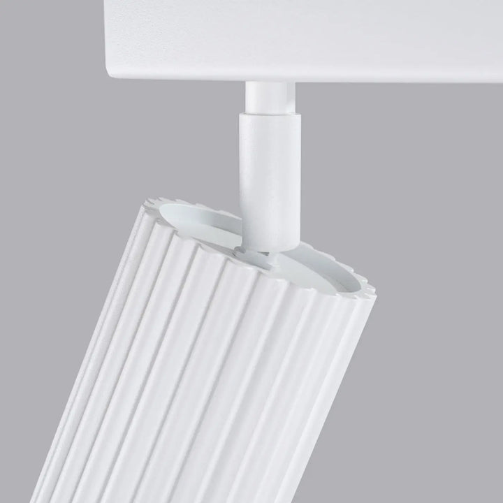Plafonnier karbon allie un design minimaliste avec ampoules gu10 interchangeables en blanc et finition nervurée