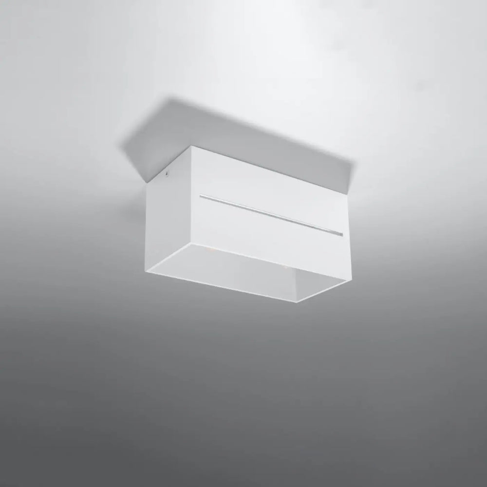 Plafonnier lobo blanc minimaliste avec perforation linéaire offrant un spectacle lumineux épuré