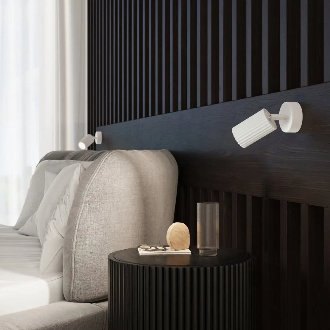 Plafonnier karbon blanc avec tête cylindrique cannelée design minimaliste et ampoules gu10 interchangeables