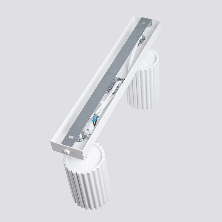 Luminaire plafonnier karbon 2 blanc avec deux têtes cylindriques cannelées et ampoules gu10 interchangeables design minimaliste