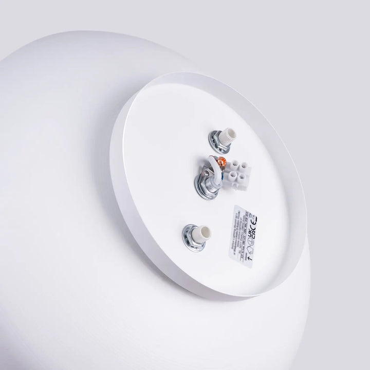 Plafonnier omiq blanc avec finition matte lisse et fixation visible allie simplicité et design exceptionnel