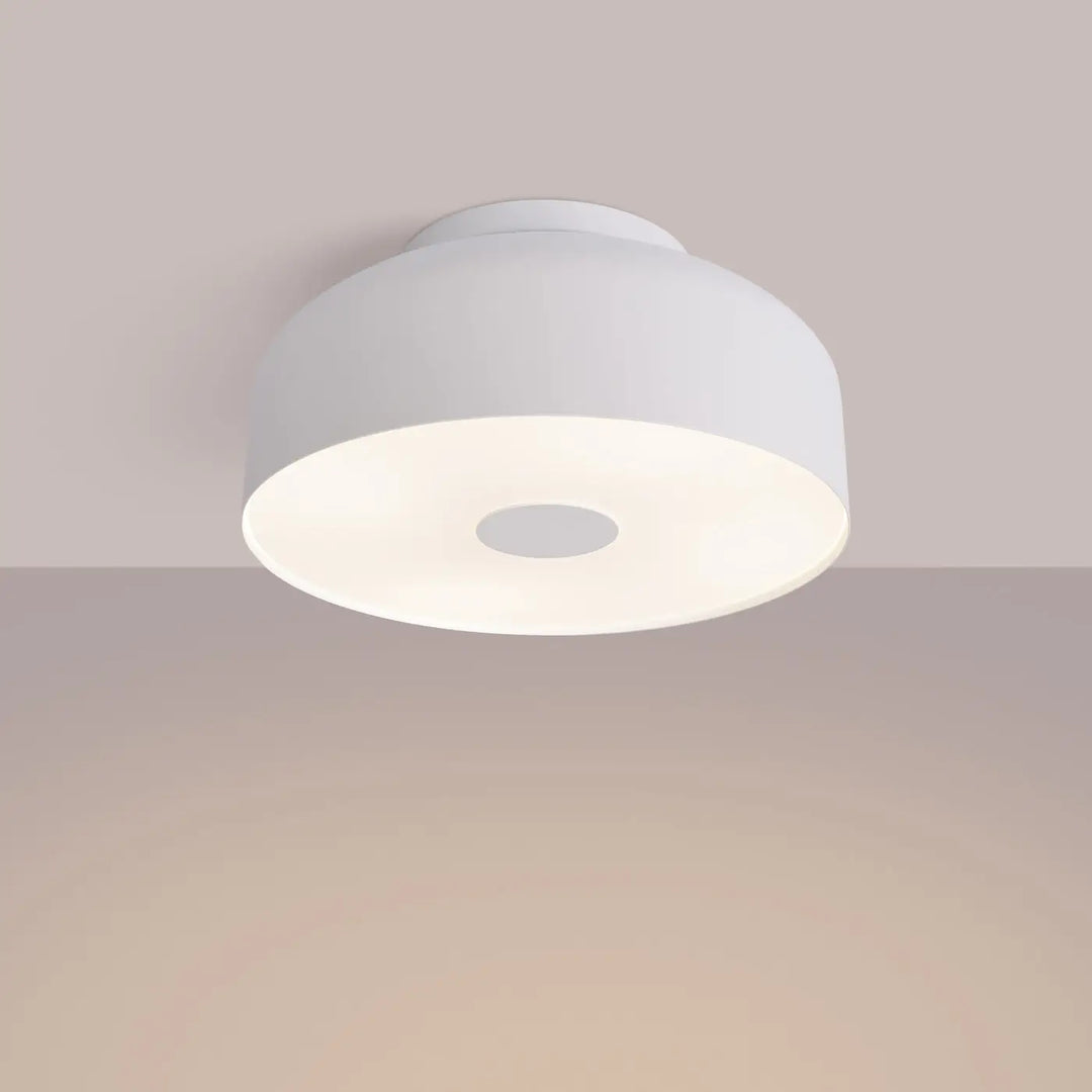 Plafonnier omiq blanc avec design exceptionnel en forme de dôme et découpe circulaire centrale allie simplicité et modernité