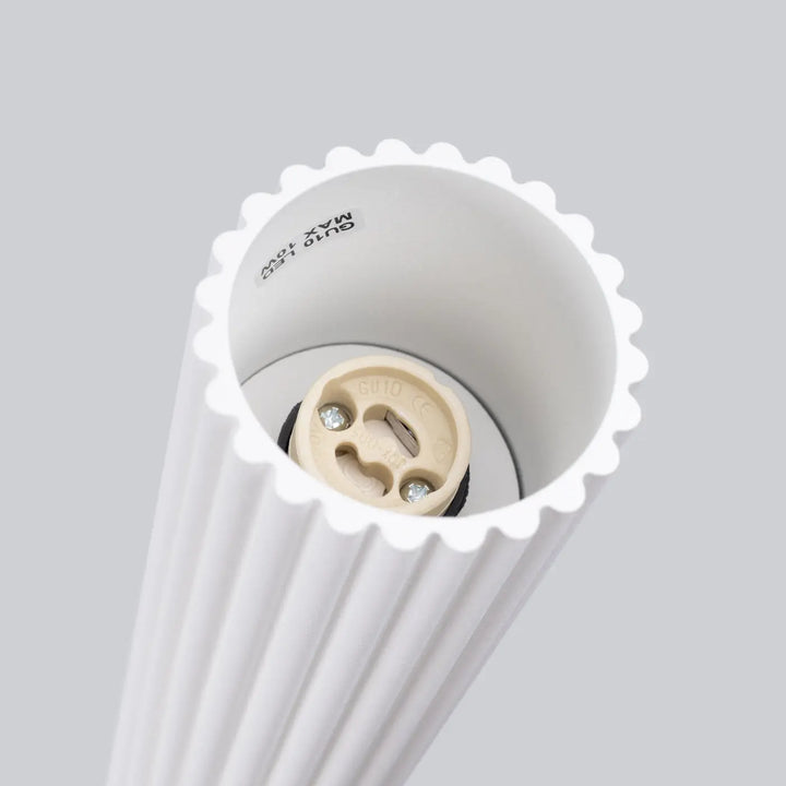 Plafonnier karbon blanc avec abat-jour cannelé et douille e27 design minimaliste pour ampoules gu10 interchangeables