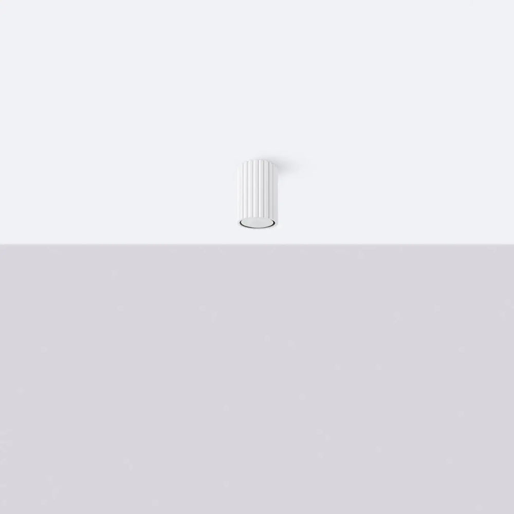 Luminaire plafonnier karbon 10 blanc avec ampoules gu10 interchangeables et design minimaliste vertical râpé
