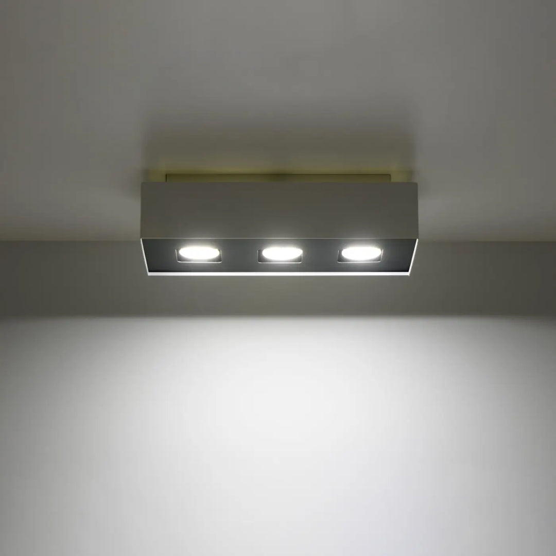 Plafonnier moderne mono 3 blanc avec spot allongé et trois sources lumineuses led encastrées finition métallique élégante