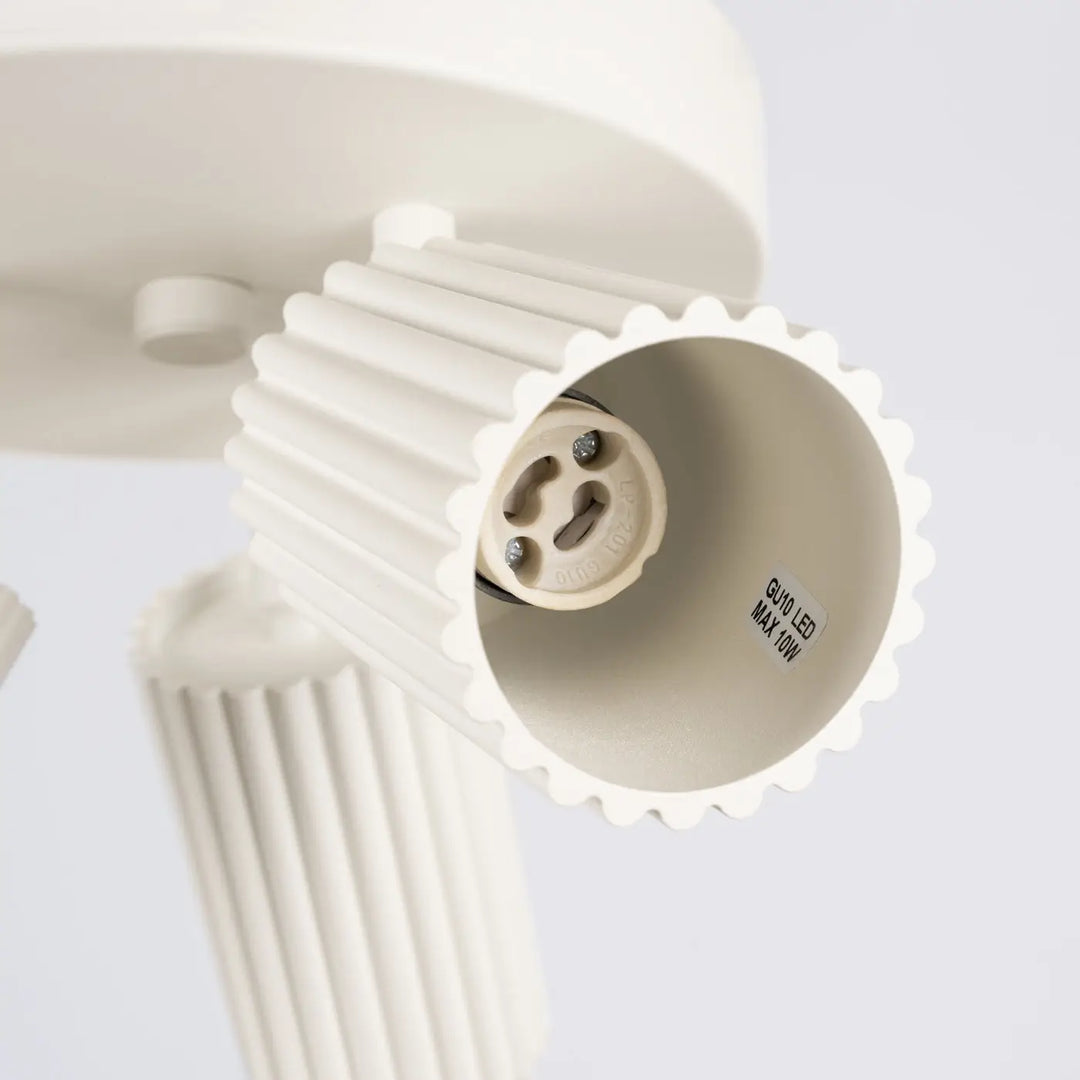 Plafonnier karbon allie en céramique beige avec design minimaliste flûté et ampoules gu10 interchangeables