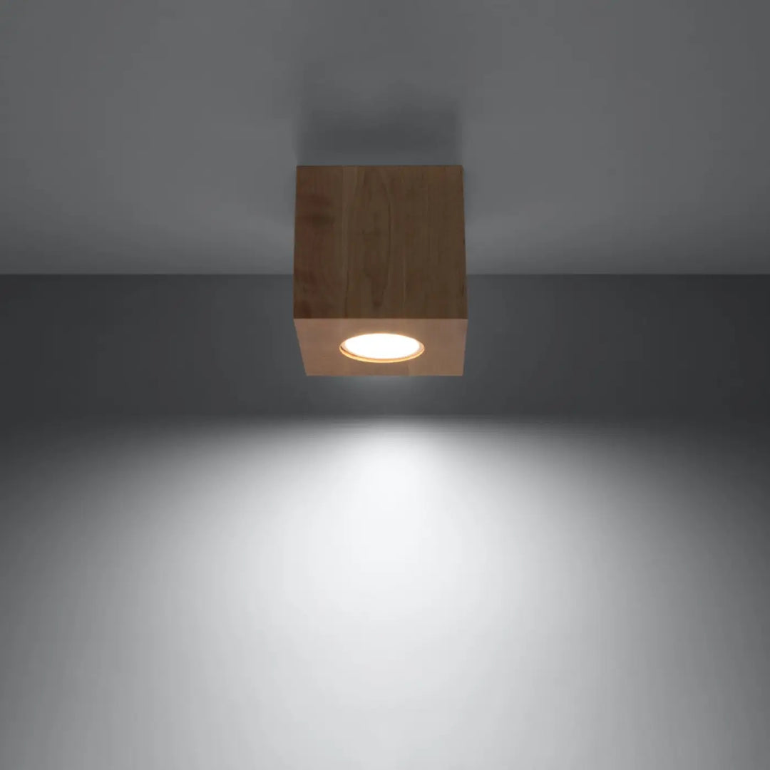 Plafonnier quad en bois naturel avec lumière led circulaire chaude créant une ambiance chaleureuse et douce