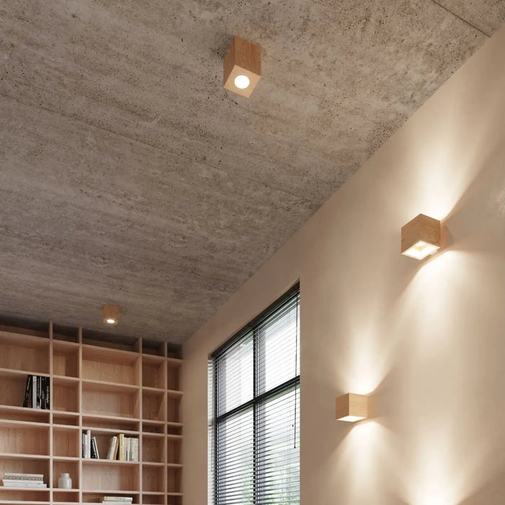 Plafonnier quad en bois naturel avec cubes minimalistes et lumière murale pour une ambiance chaleureuse douce