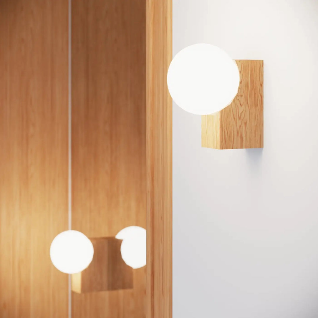 Applique plafonnier bulbo 2 avec globe en verre blanc givré et base en bois naturel pour une combinaison naturelle minimaliste