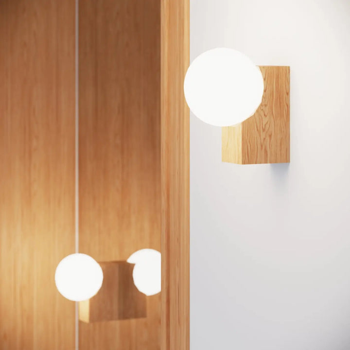 Minimalist applique plafonnier bulbo 3 avec globe en verre blanc givré et base en bois naturel pour combinaison naturelle