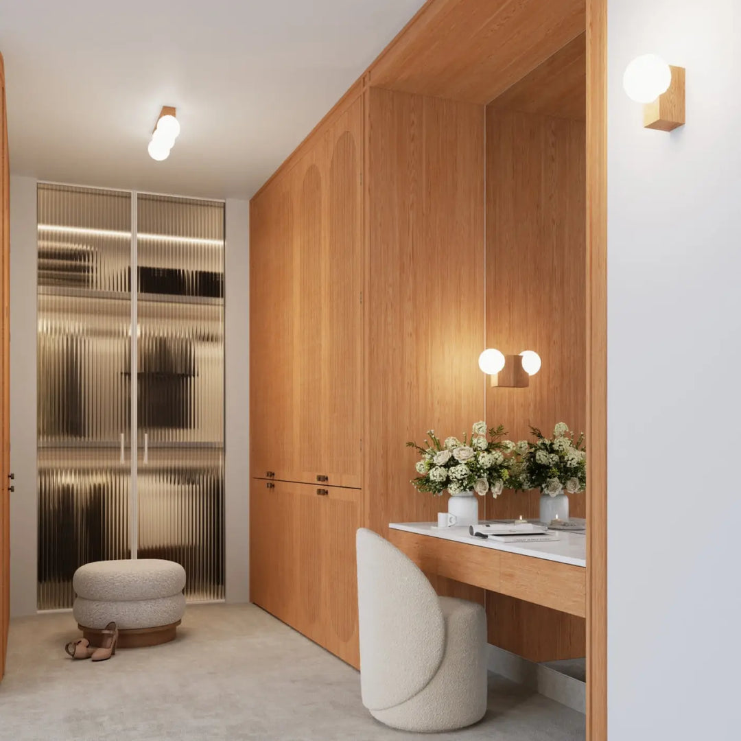 Luminaire plafonnier bulbo 3 en bois naturel avec combinaison naturelle et forme minimaliste éclaire une coiffeuse moderne
