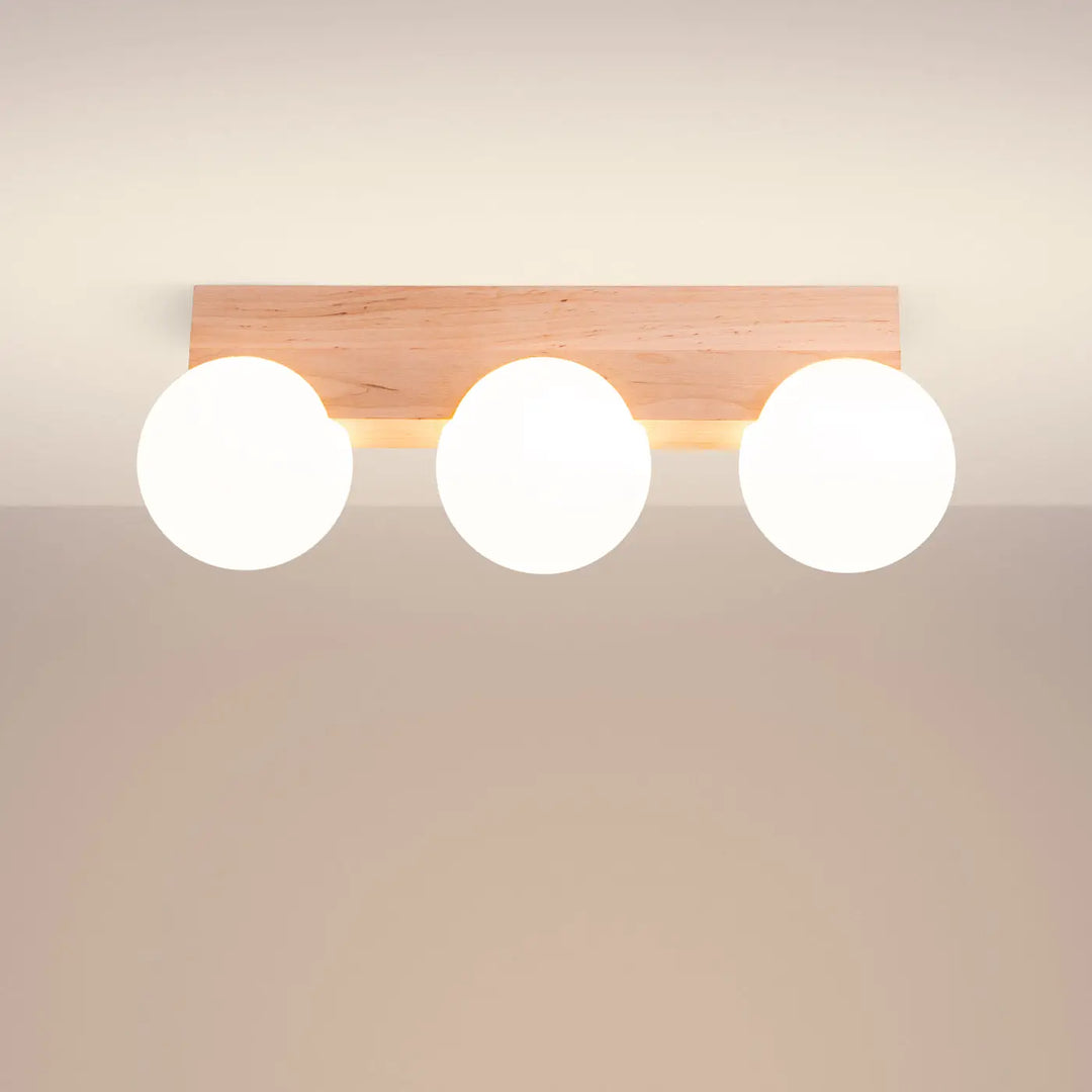Luminaire plafonnier bulbo 3 en bois naturel avec trois globes en verre givré forme minimaliste et combinaison naturelle