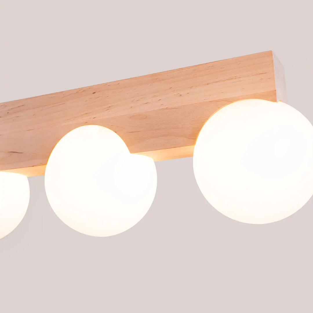Plafonnier bulbo moderne en bois naturel avec trois globes en verre dépoli dans une forme minimaliste