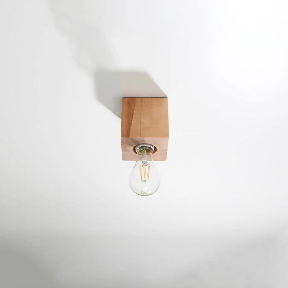 Luminaire plafonnier ariz en bois naturel avec une applique murale carrée minimaliste et ampoule à filament clair