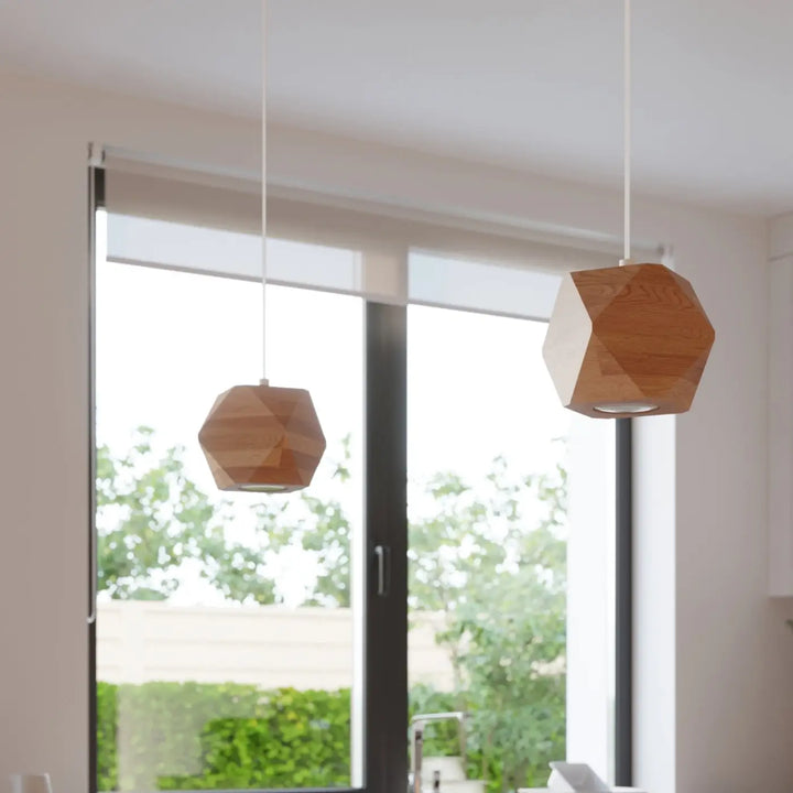 Deux lampes woody en bois naturel suspendues à cordons blancs avec forme hexagonale facettée style loft