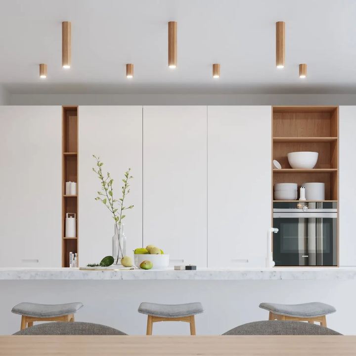 Luminaire plafonnier zeke 3 avec bois s’intégrera parfaitement à un îlot de cuisine blanc minimaliste en marbre