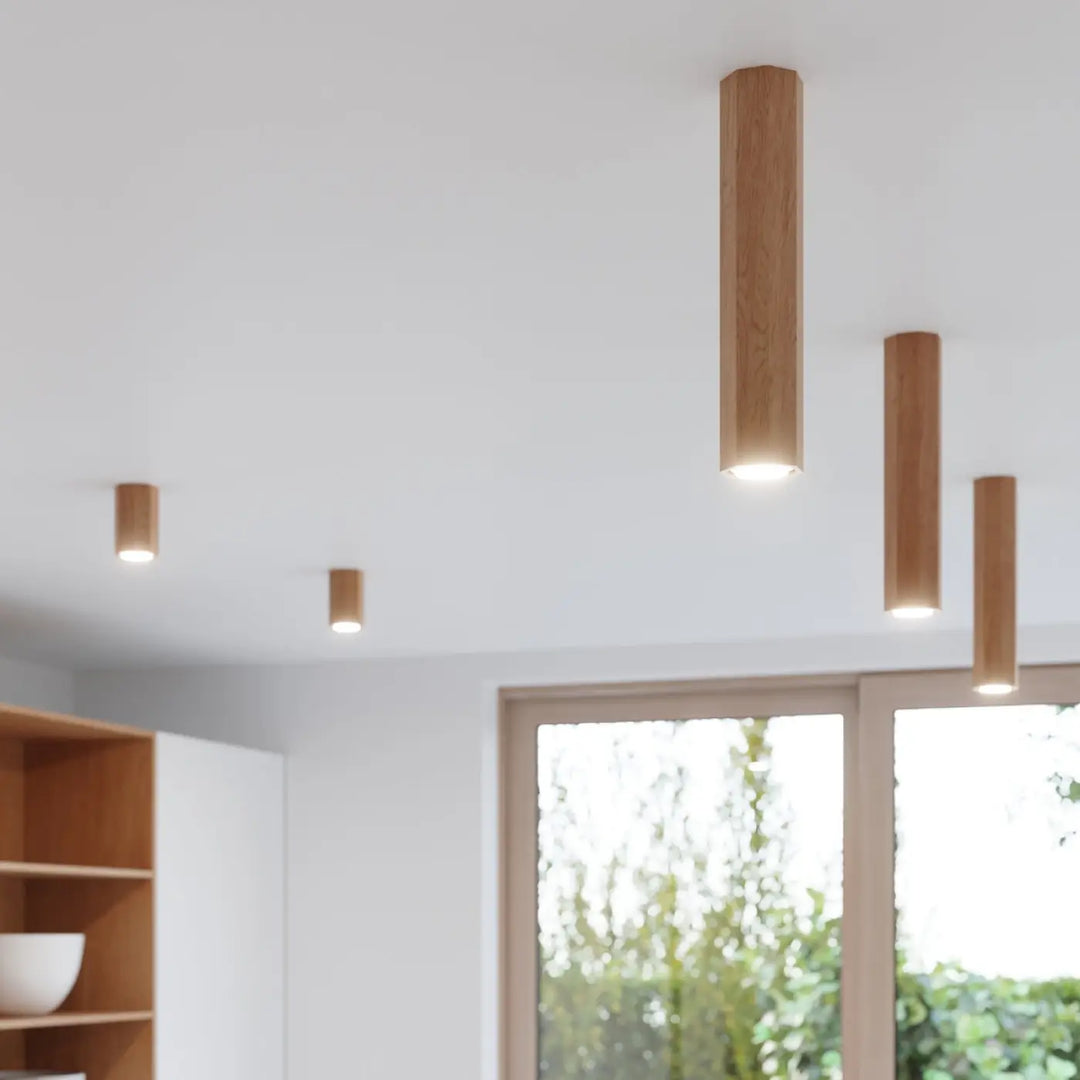 Plafonnier zeke 3 en bois naturel chêne avec lampe zeke à éclairage chaud qui s’intégrera parfaitement dans tout intérieur moderne