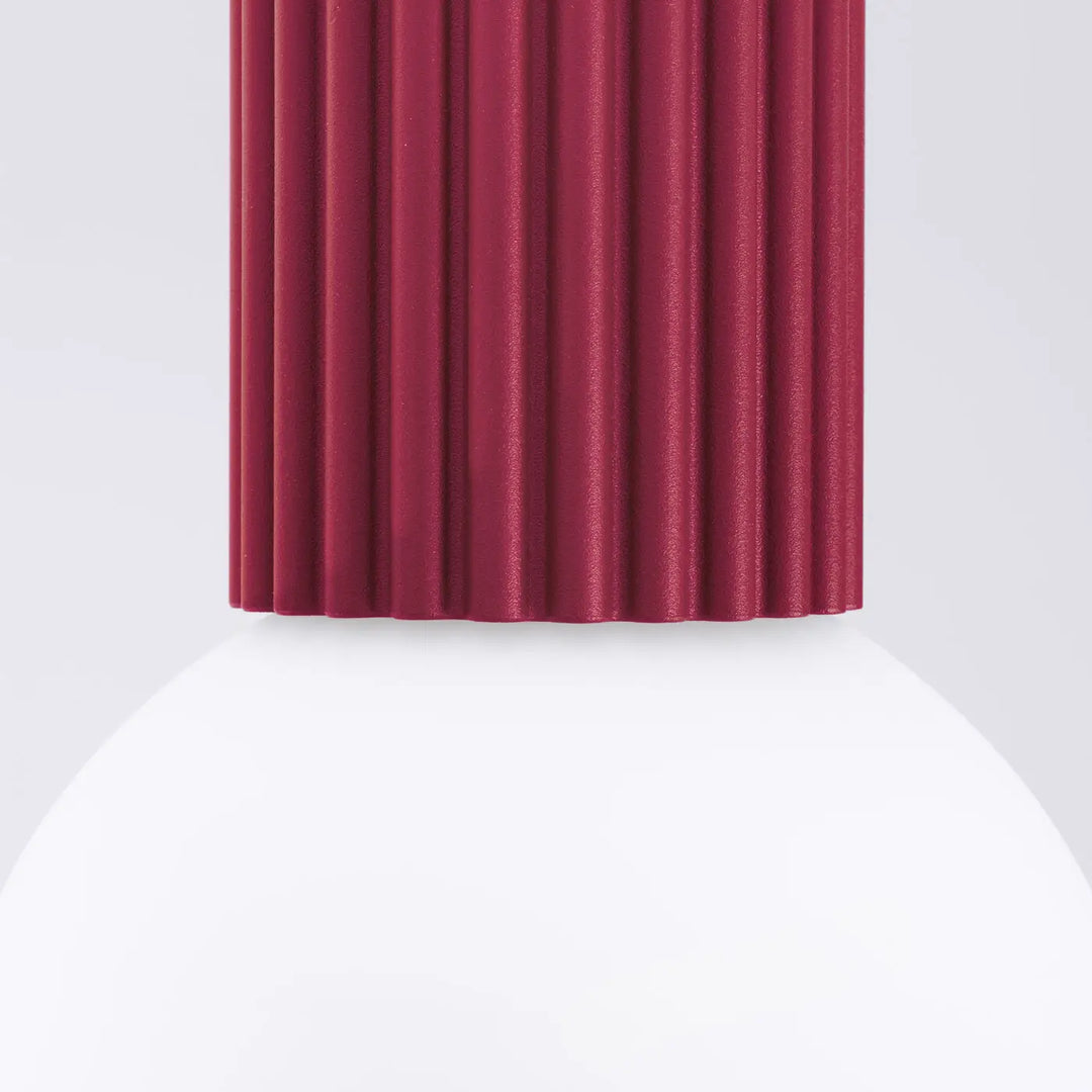 Luminaire plafonnier halo bordeaux avec abat-jour en tissu côtelé rouge profond et finition mate pour bureau décorative