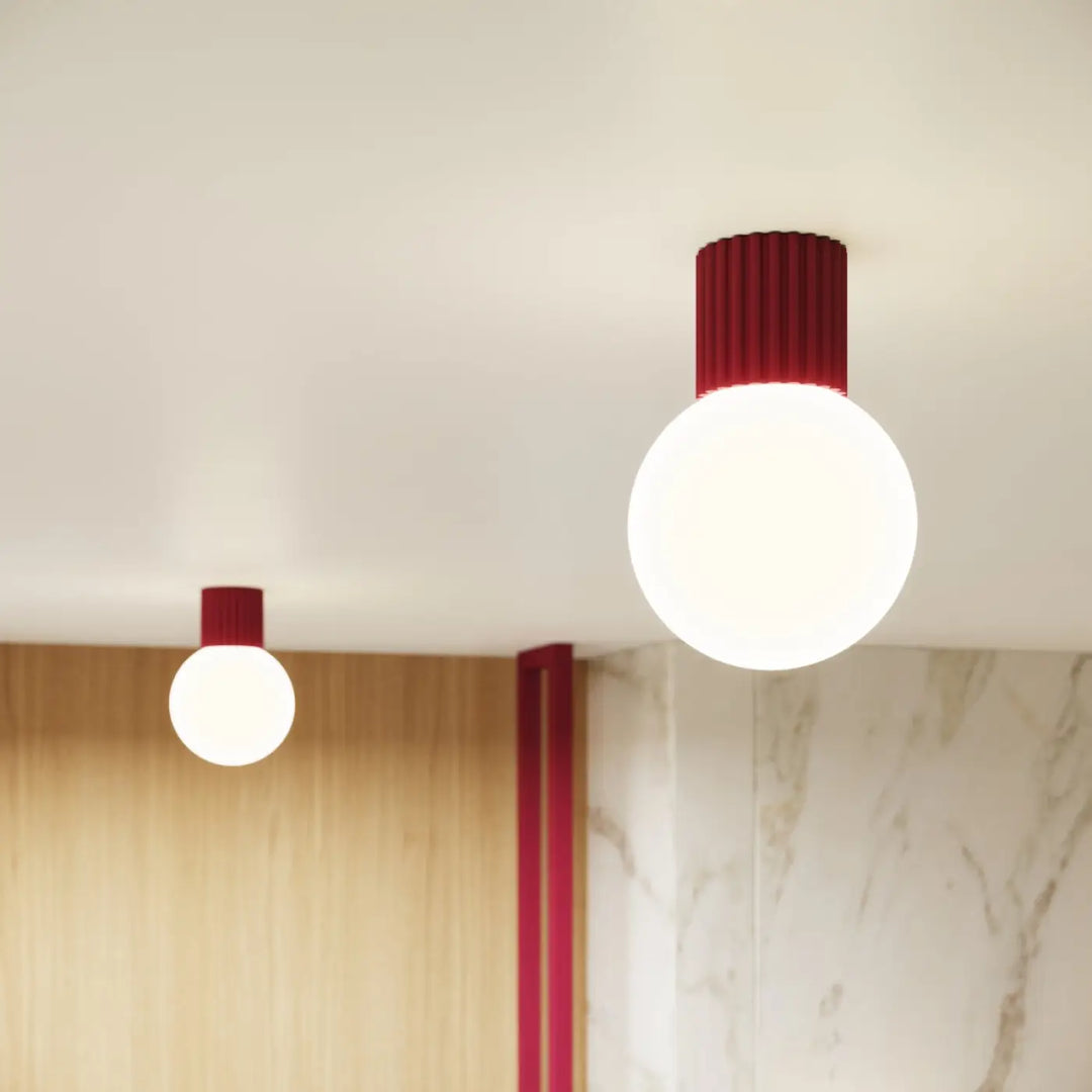 Plafonnier lampe halo bordeaux avec cylindre cannelé rouge et sphère laiteuse pour bureau décorative