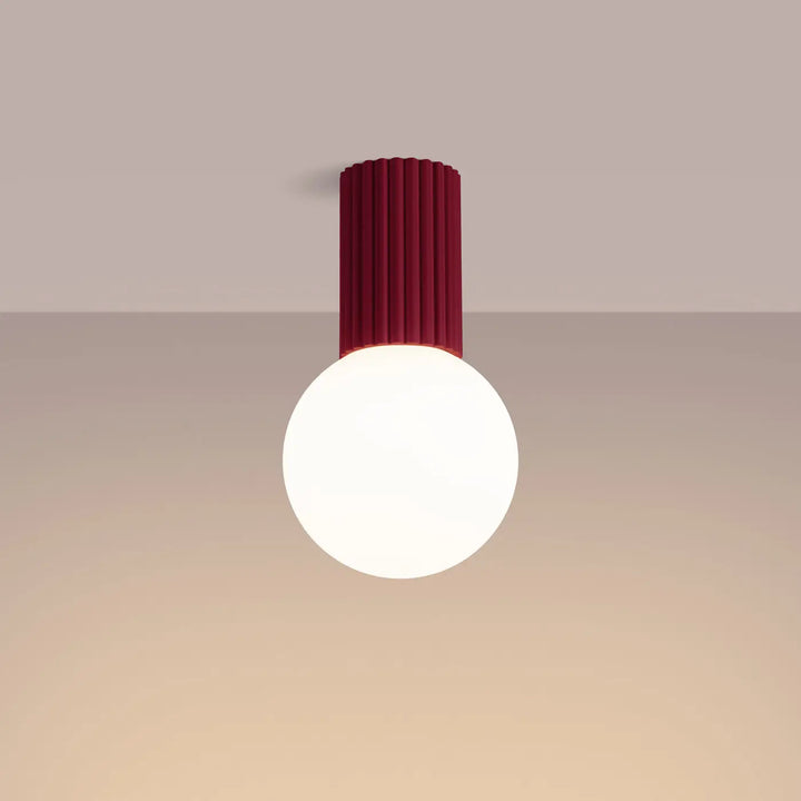 Luminaire plafonnier halo bordeaux avec base cylindrique rouge mate cannelée et sphère laiteuse pour bureau décorative
