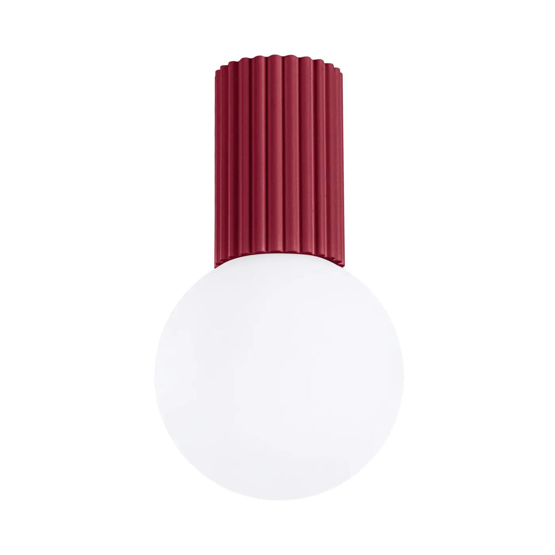 Luminaire plafonnier halo bordeaux avec lampe halo en métal rouge mat cannelé et sphère laiteuse en verre lisse bureau décorative