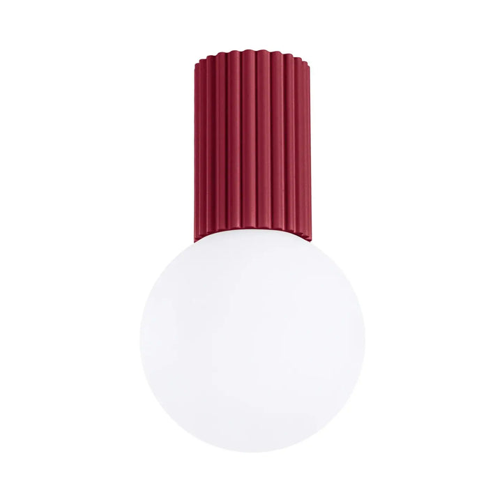 Luminaire plafonnier halo bordeaux avec lampe halo en métal rouge mat cannelé et sphère laiteuse en verre lisse bureau décorative