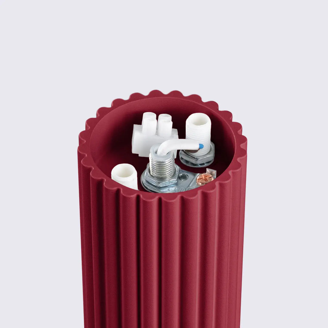 Radiateur cylindrique rouge avec composants internes visibles pour lampe halo sphère laiteuse bureau décorative bordeaux