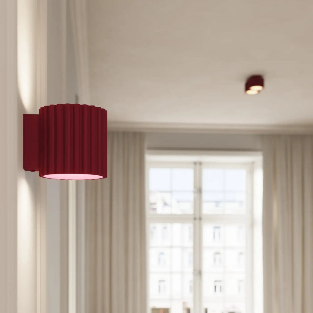 Luminaire plafonnier aura 1 bordeaux en forme unique inspirée, cylindre rouge profond avec intérieur rose lumineux flûté