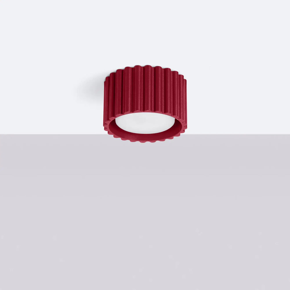 Luminaire plafonnier bordeaux avec design moderne et forme unique inspirée en finition côtelée rouge