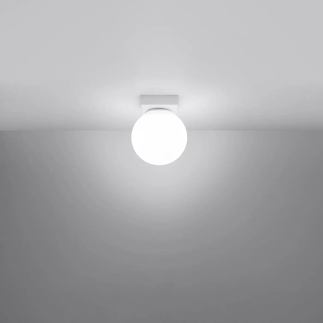 Plafon yoli luminaire plafonnier blanc sphérique avec base carrée minimaliste classe à part et part entière