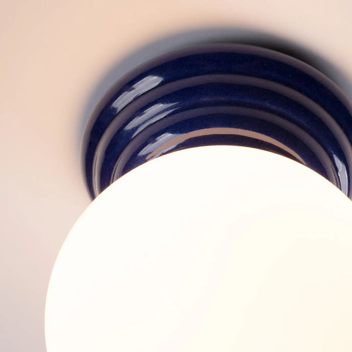 Luminaire plafonnier zori en céramique bleu profond avec globe en verre dépoli belle décoration et qualités esthétiques