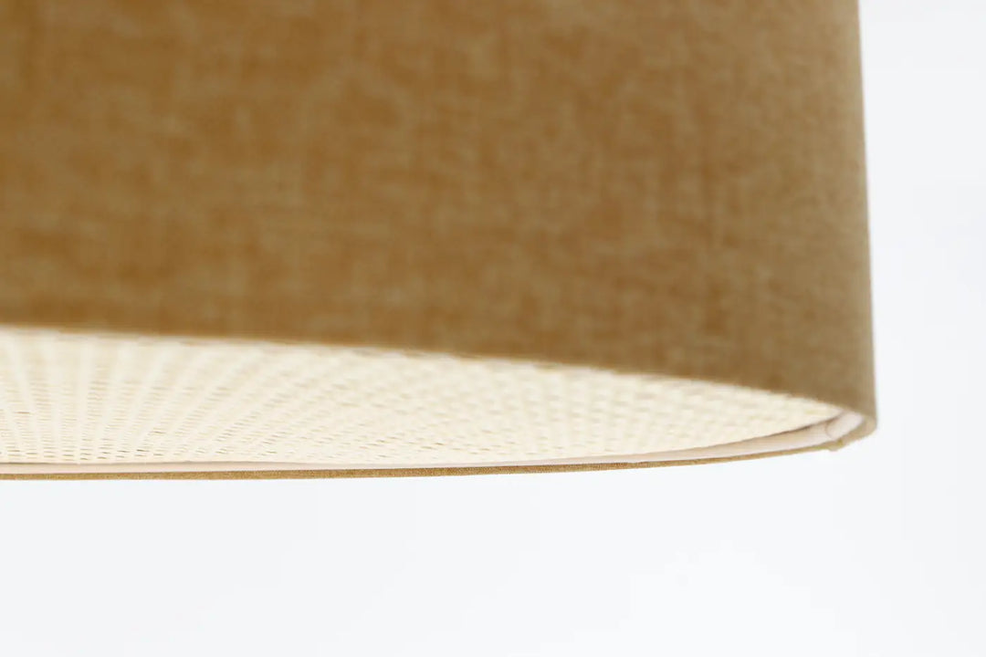 Luminaire plafonnier boho elegant brun avec abat-jour en tissu tan texturé et doublure perforée blanche