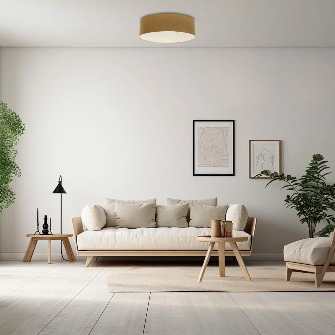 Luminaire plafonnier boho elegant brun avec canapé beige en tissu et cadre en bois clair avec coussins assortis