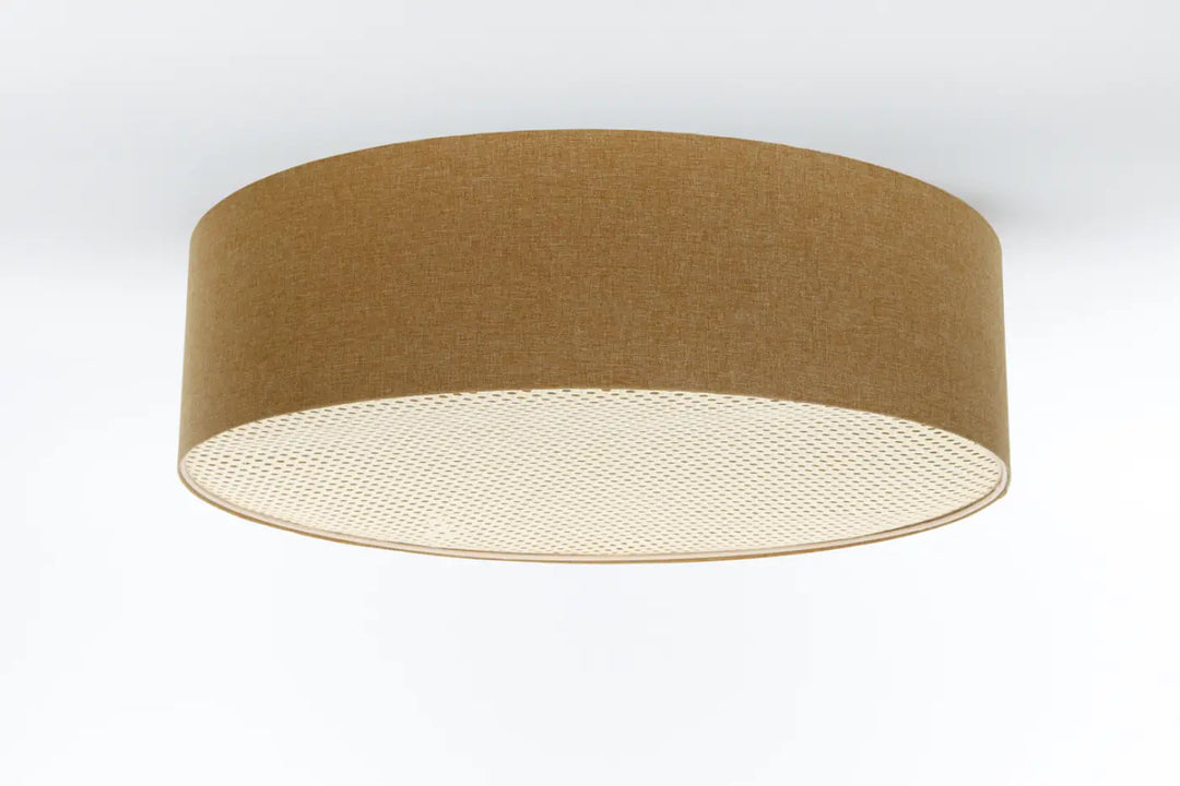 Luminaire plafonnier boho elegant brun avec surface en tissu beige texturé et doublure intérieure perforée