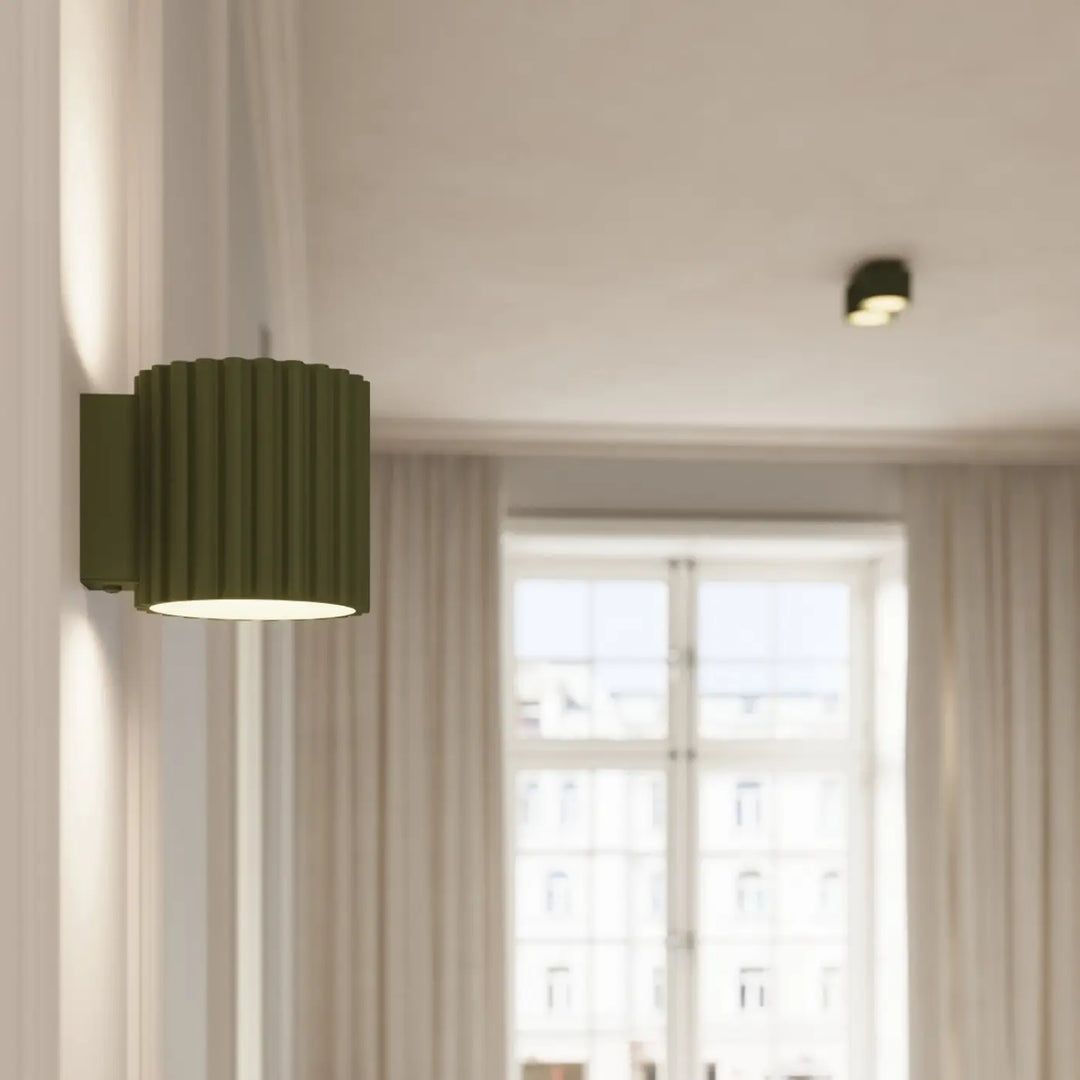 Luminaire Plafonnier vert olive allumée, vue rapprochée