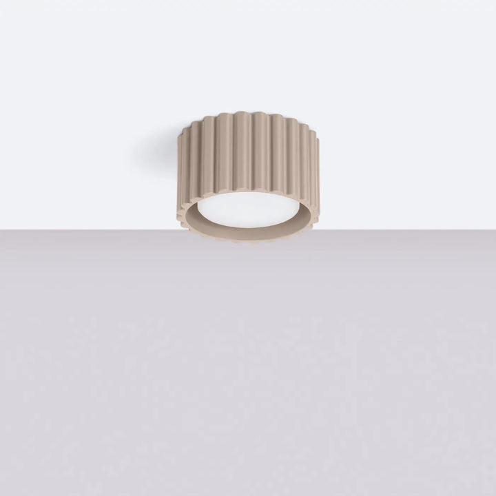 Luminaire Plafonnier taupe éteinte, vue rapprochée