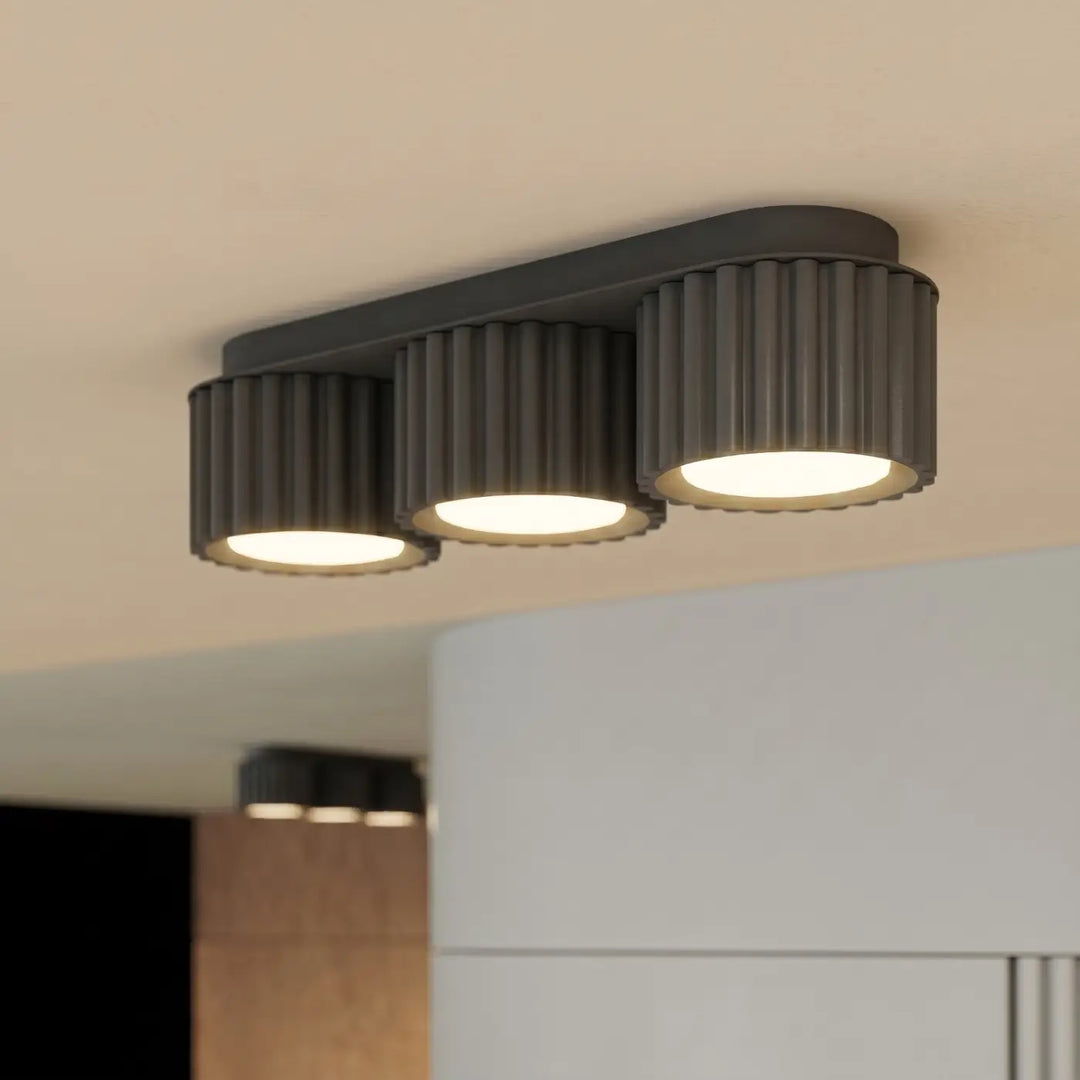 Luminaire Plafonnier noir allumée, vue rapprochée