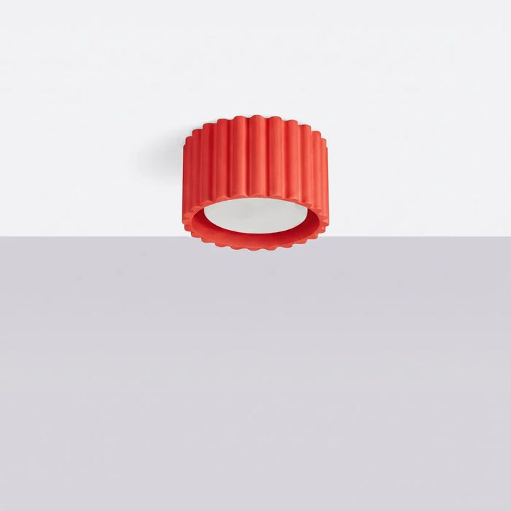 Luminaire Plafonnier rouge éteinte, vue rapprochée