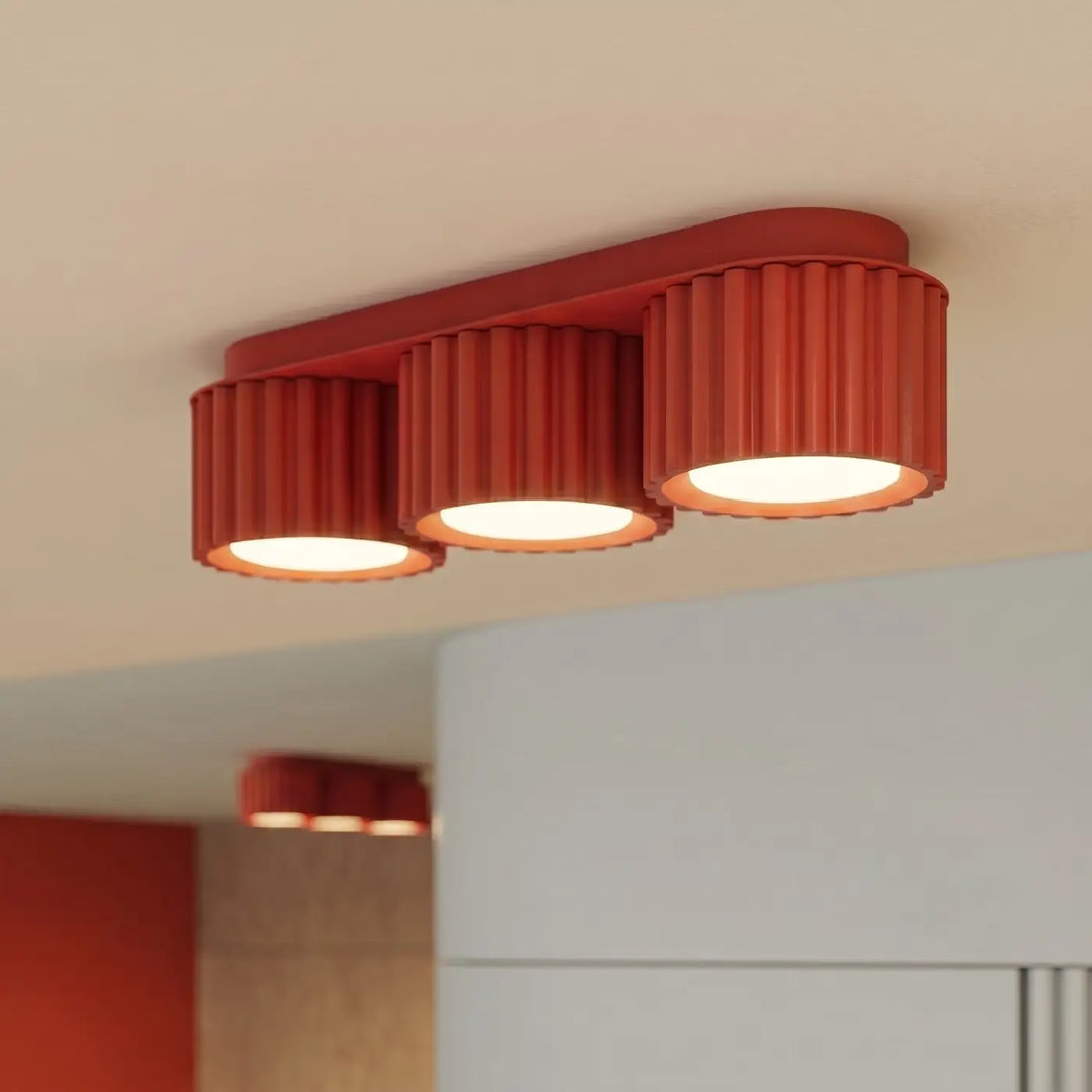 Luminaire Plafonnier rouge allumée, vue rapprochée