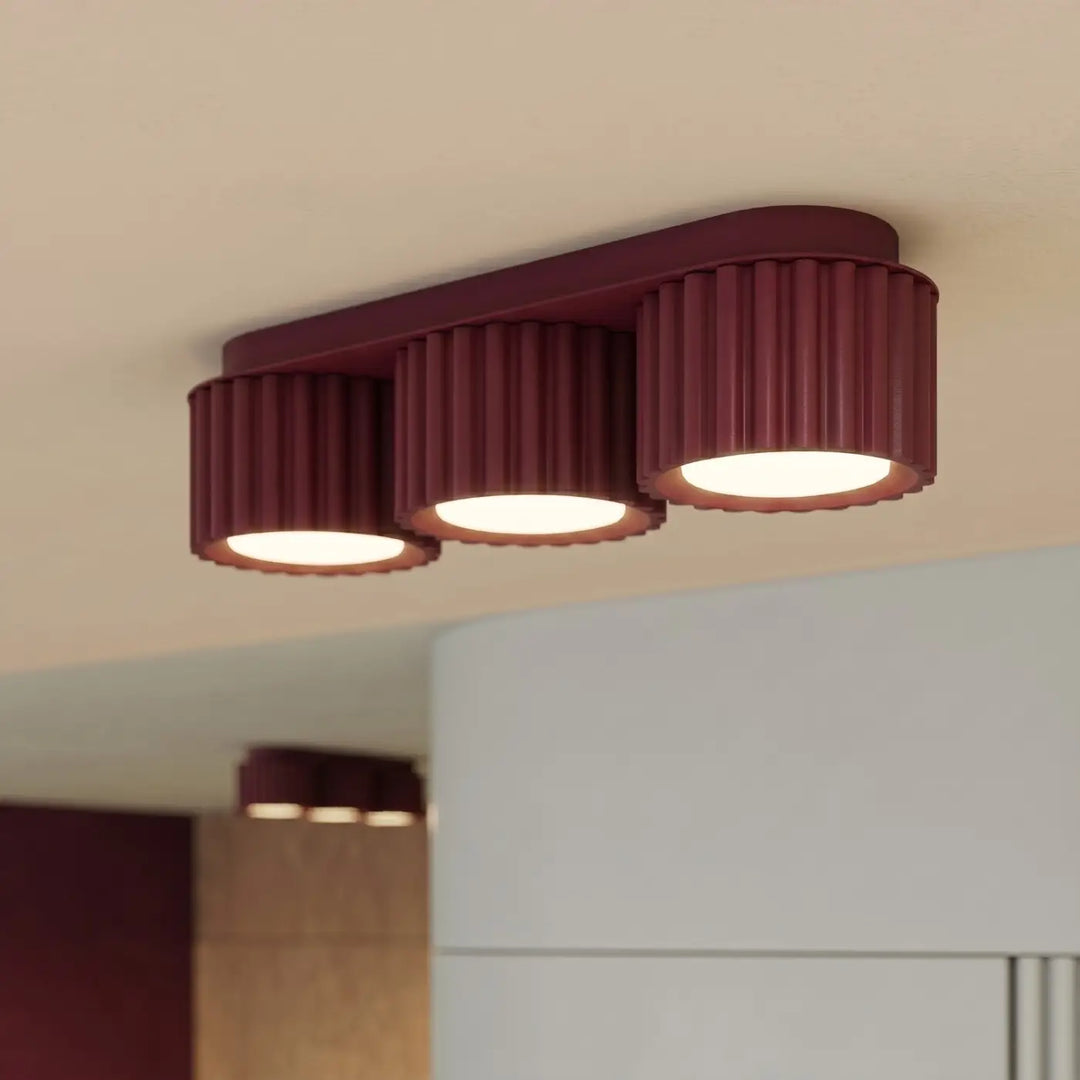 Luminaire Plafonnier bordeaux allumée, vue rapprochée