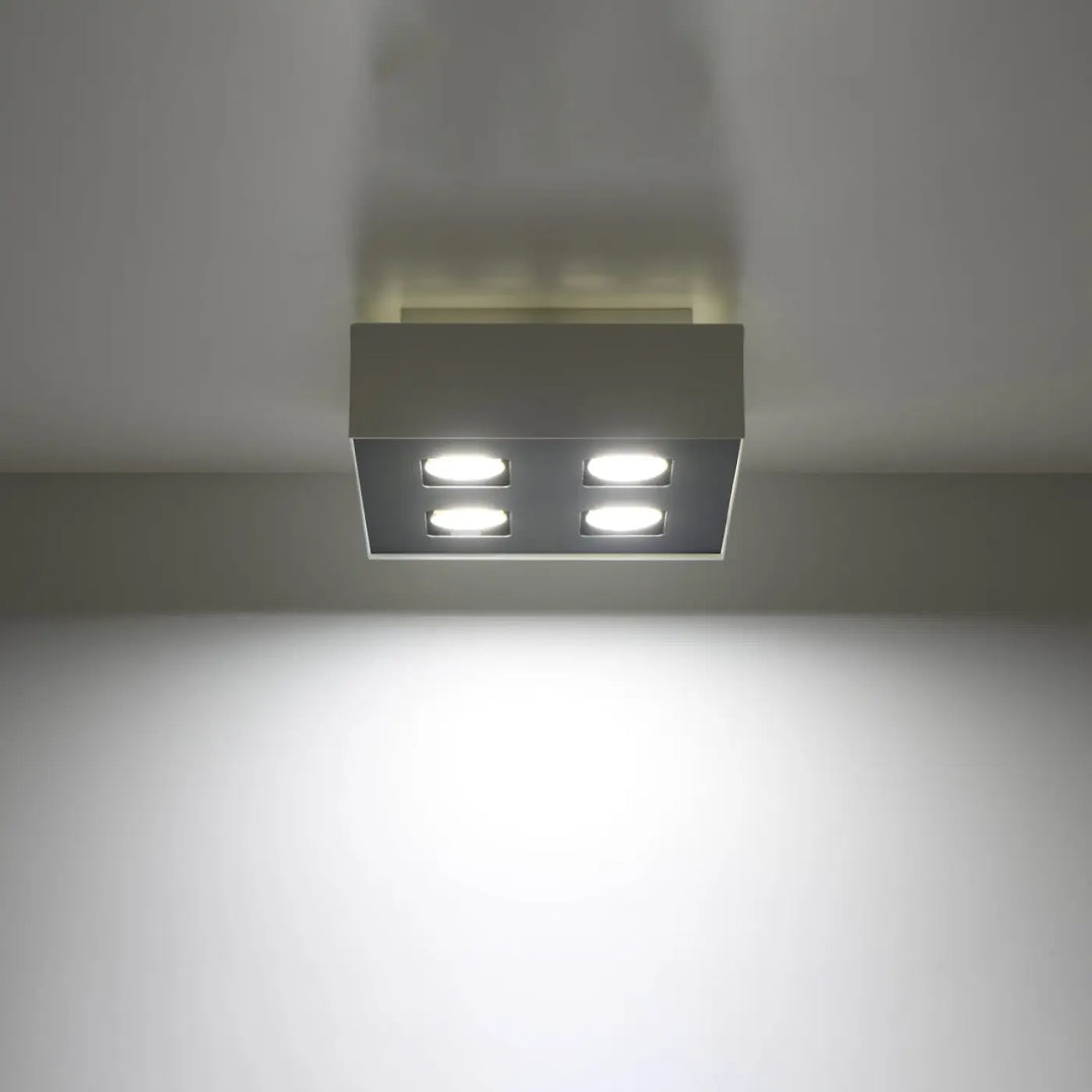 Plafonnier moderne mono blanc avec quatre sources lumineuses led dans un cadre métallique élégant