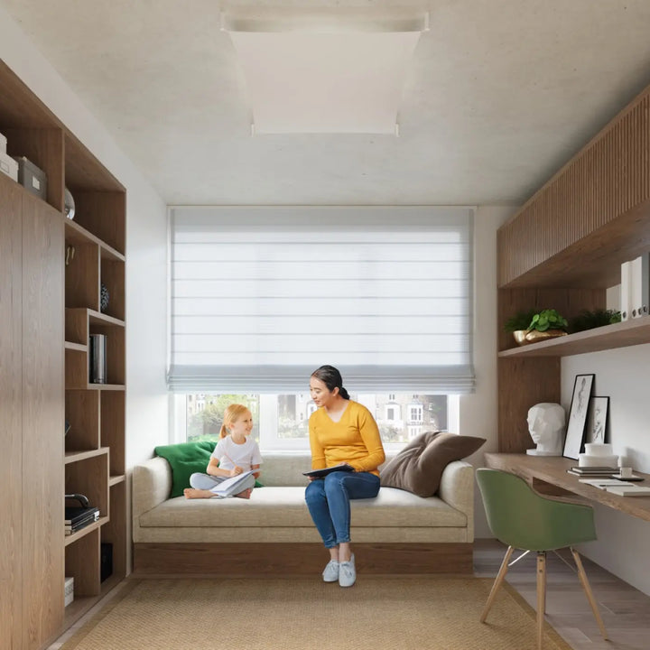 Luminaire plafonnier luna 2 blanc avec éclairage minimaliste dans une pièce moderne aux stores blancs horizontaux
