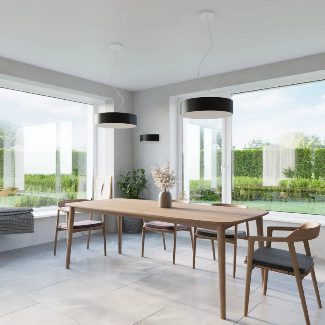 Luminaire plafonnier skala 60 noir avec table à manger en bois clair au design minimaliste et décoration élégante
