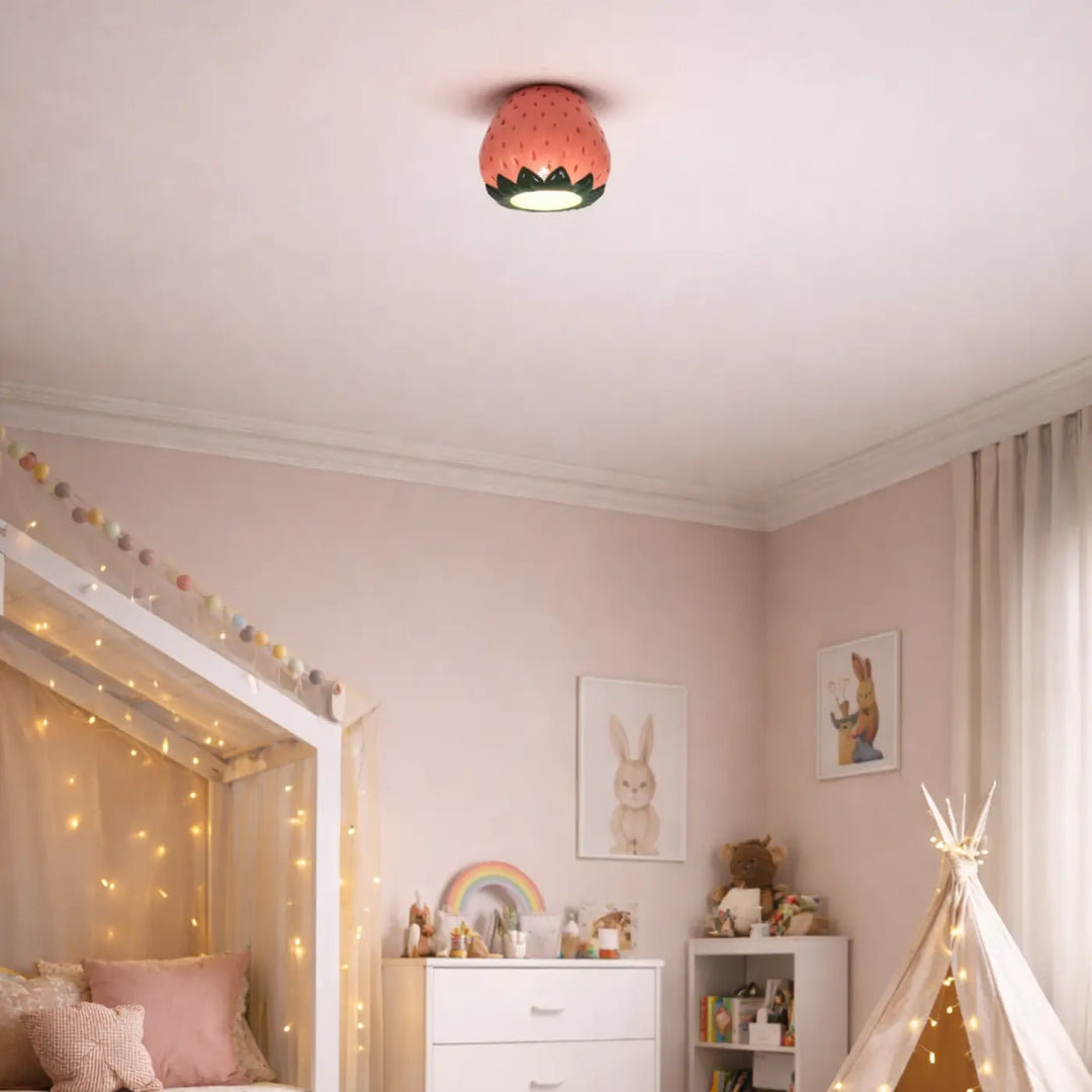 Luminaire plafonnier berry en forme de fraise rouge et verte avec un design cosy émettant une lumière chaleureuse