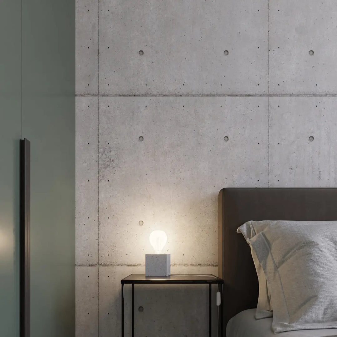 Luminaire plafond ariz en béton style loft avec lampe cube blanc minimaliste sur table de nuit en métal noir